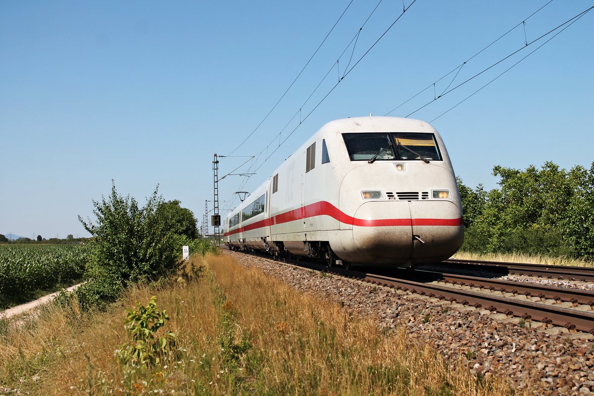 Am 10.07.2015 fuhr DB Systemtechnik 410 101-0 als Messzug bei Hügelheim durch das Markgräflerland in Richtung Schweizer Grenze.