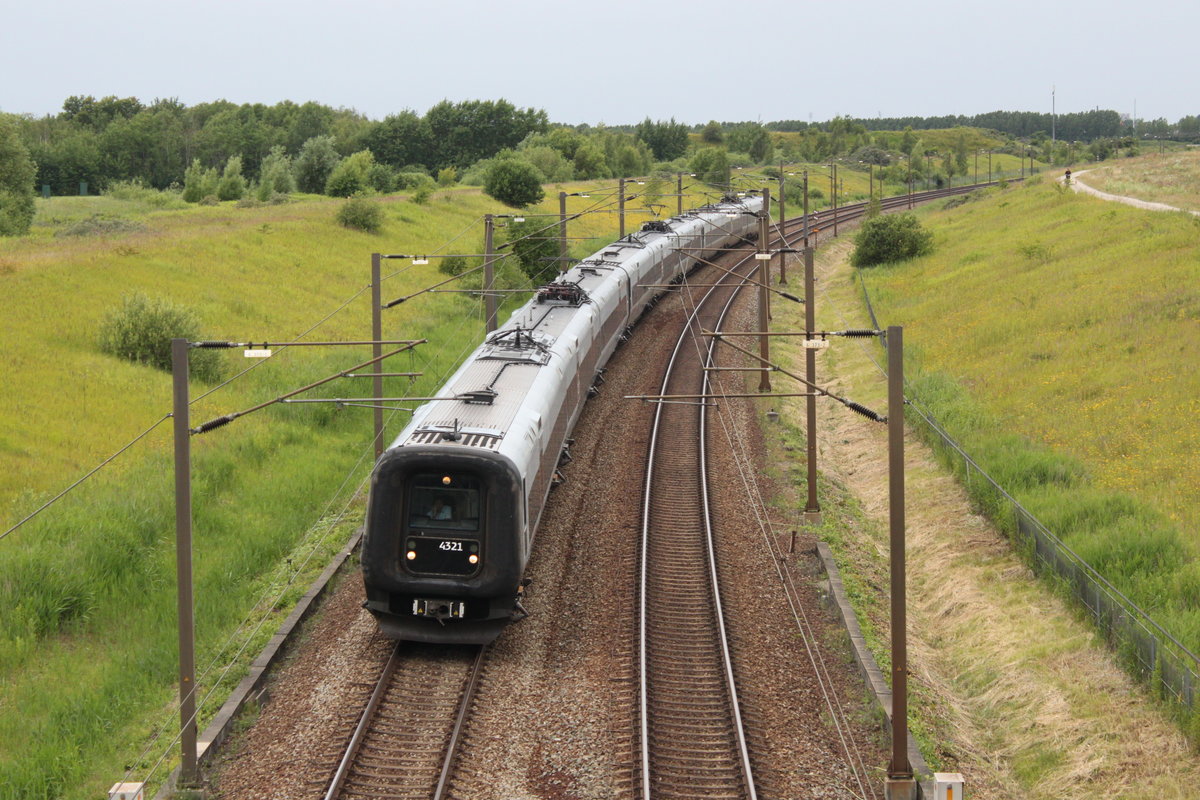 Am 10.07.2017 ist eine 3fach Traktion Öresundzug nahe dem Bahnhof Ørestad auf dem Weg nach Malmö. 