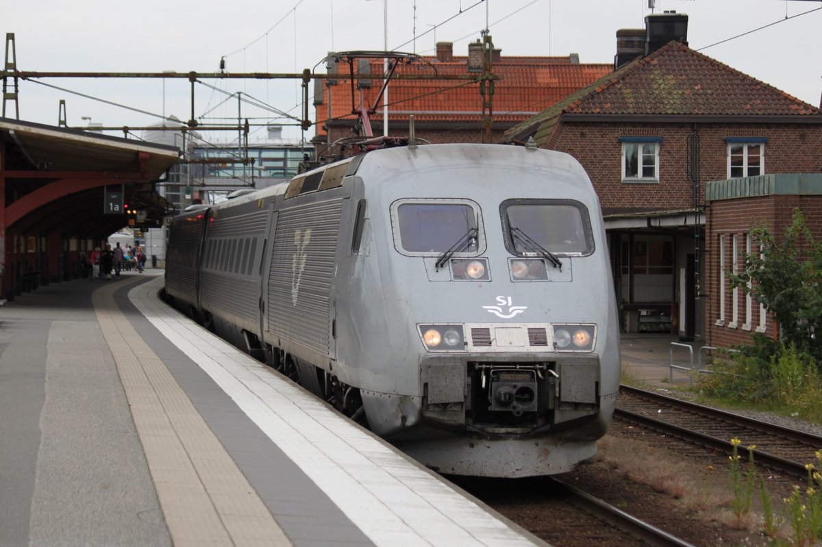 Am 10.07.2017 erreicht Snabbtåg 531 aus seinem Weg von Stockholm nach Malmö den Bahnhof Hässleholm.