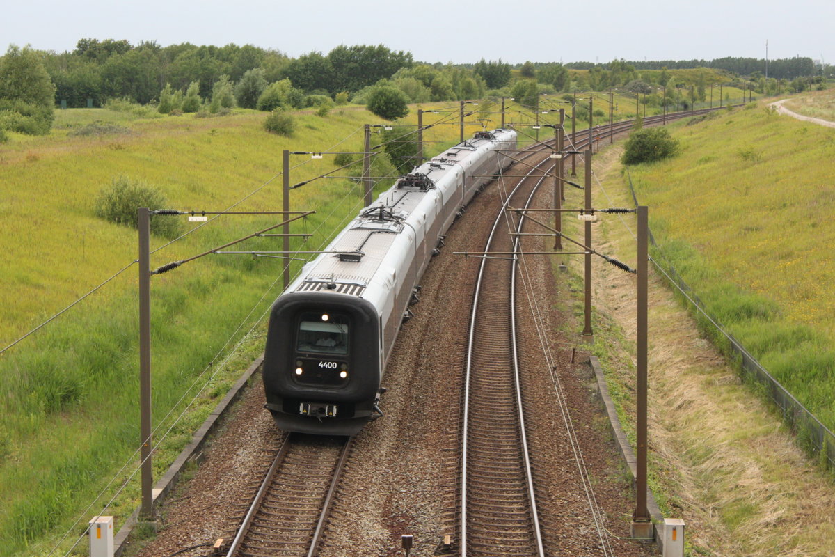 Am 10.07.2017 nähert sich eine Doppeltraktion Öresundzug, aus Kopenhagen kommend, dem Bahnhof Örestad. Der RE befindet sich auf der Fahrt über den Öresund nach Växjö, wobei die hintere Traktion in Malmö C endet.