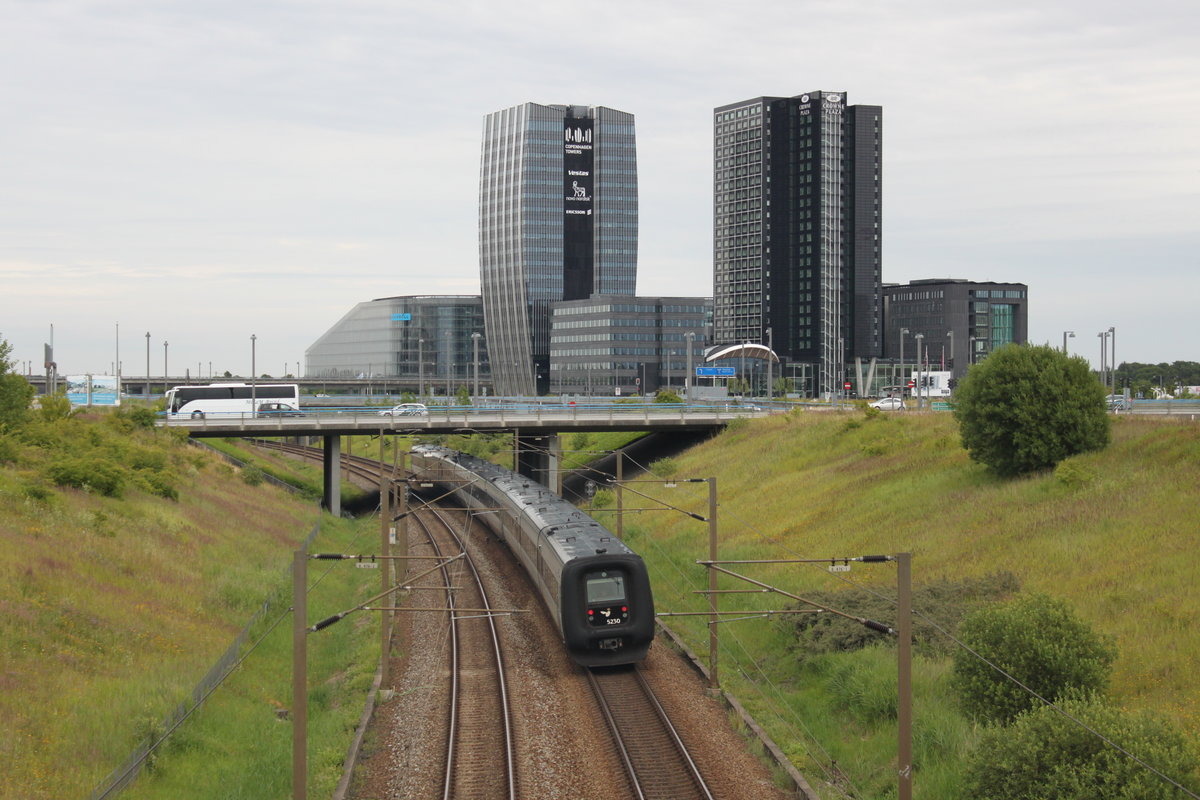 Am 10.07.2017 sind drei IC3 Dieseltriebwagen auf dem Weg zum Flughafen Kopenhagen. Hier beim Bahnhof Ørestad.