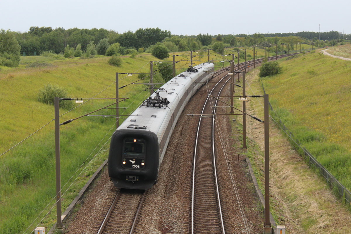 Am 10.07.2017 sind zwei IR4 nahe dem Bahnhof Ørestad auf dem Weg zum Flughafen Kopenhagen.