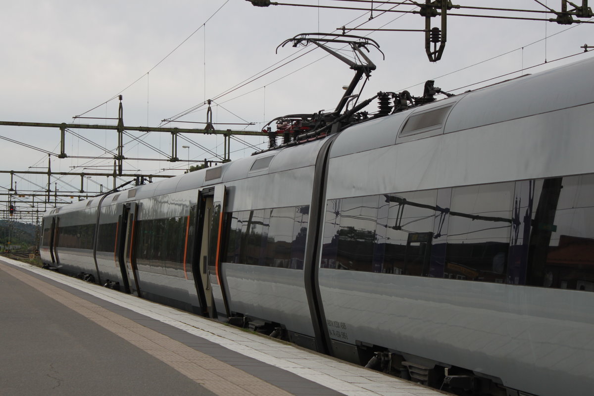 Am 10.07.2017 steht ein Öresundzug nach Kopenhagen im Bahnhof von Hässleholm.