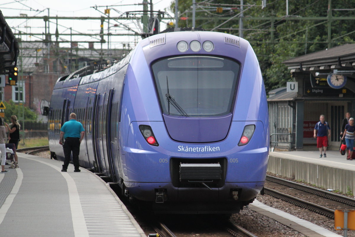 Am 10.07.2017 steht ein Triebzug der Reihe X61 von Skånetrafiken im Bahnhof Lund C.