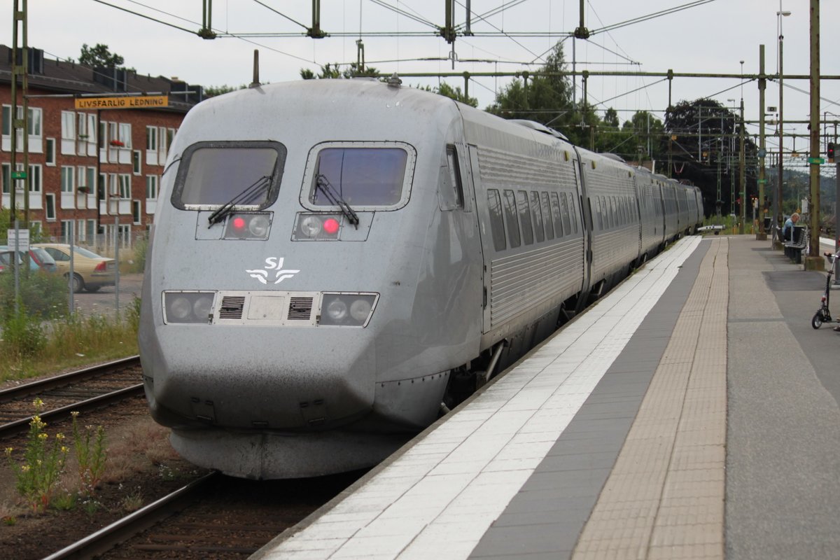 Am 10.07.2017 verlässt Smabbtåg 531 nach Malmö den Bahnhof Hässleholm in Richtung Süden.