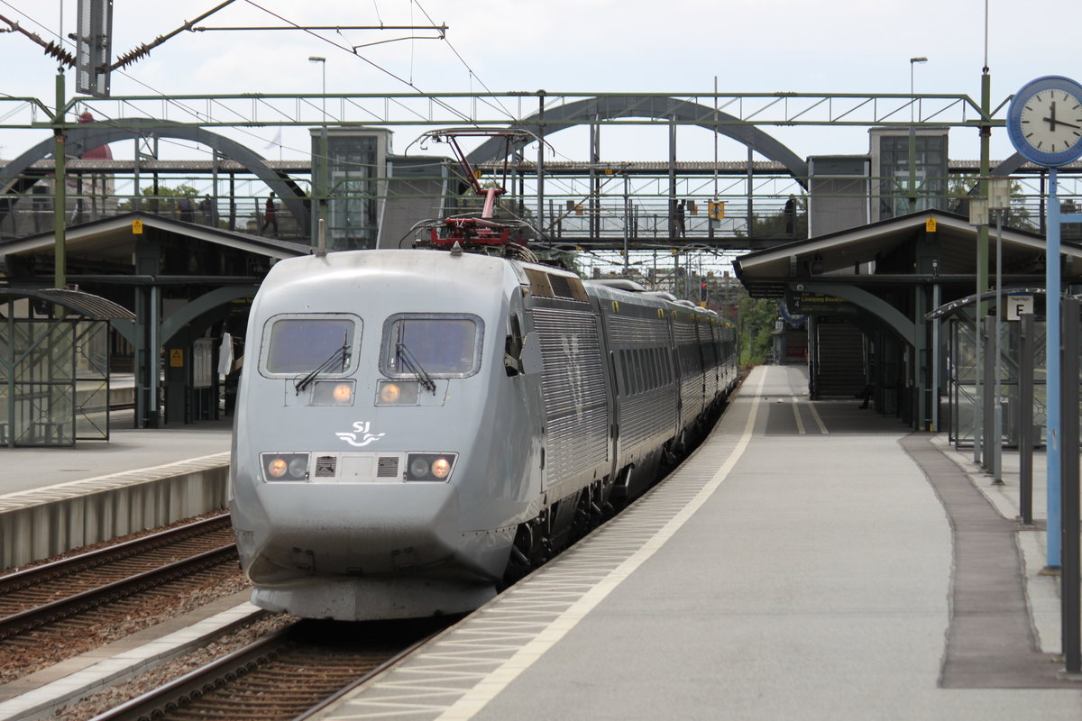 Am 10.07.2017 verlässt Snabbtåg 536 aus Malmö den Bahnhof Lund C in Richtung Stockholm.