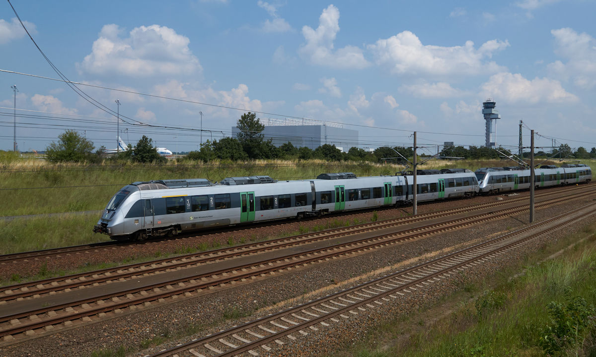 Am 10.07.2021 war 1442 101 mit einem weiteren 1442 als S5X auf dem Weg von Zwickau über Leipzig nach Halle. Hier wird der Zug in den Bahnhof Leipzig Halle Flughafen ein. Nördlich der Bahnstrecke befindet sich ein Teil des Vorfeldes, auf dem die Flugzeuge des Typs An-124 geparkt sind.