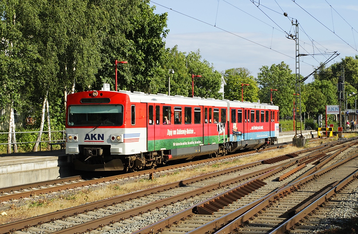 Am 10.07.2023 beginnt der VT 2.55 der AKN seine Fahrt nach Ulzburg Süd in Elmshorn