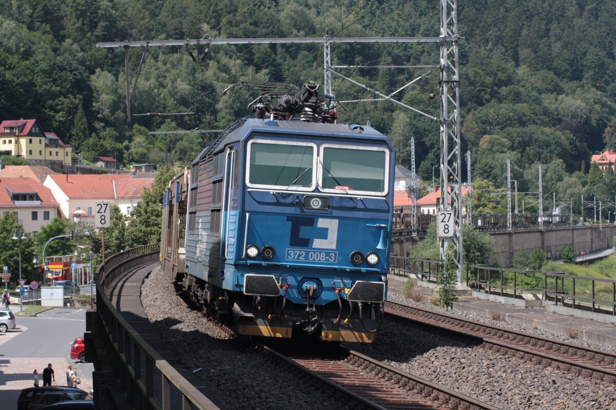 Am 10.07.2026 fuhr 372 008-3 mit ihrem G�terzug durch K�nigsstein in Richtung Bad Schandau.