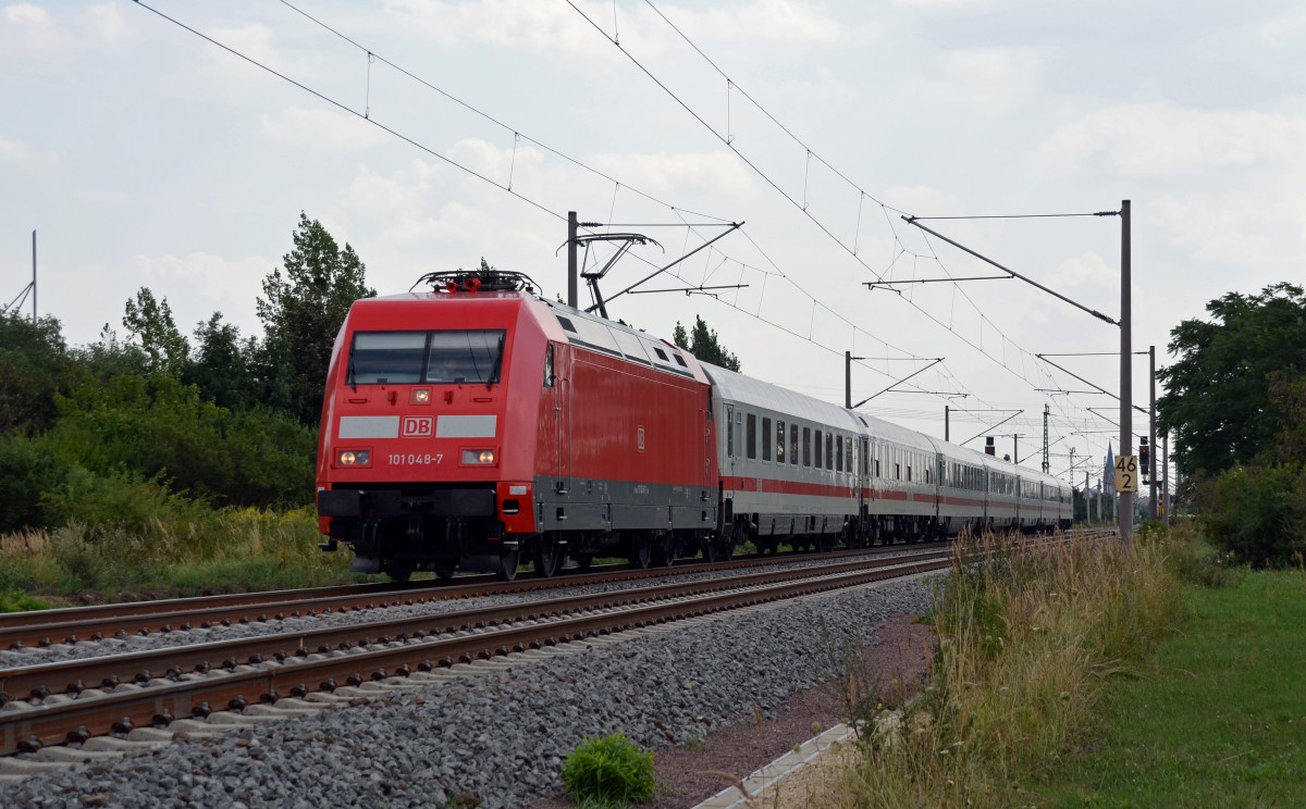 Am 10.08.13 wurde der Fernverkehr der Strecke Leipzig-Halle-Magdeburg wegen Bauarbeiten in Kthen ber die Strecke Bitterfeld-Dessau umgeleitet. Die glnzende 101 048 zieht den IC 2440 durch Greppin Richtung Dessau.