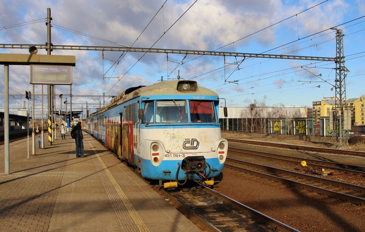 Am 10.08.18 soll der letzte Tag für die 451er in Prag sein. 451.025/026 soll am 11.08.18 nach Chomutov ins Museum fahren. Hier zu sehen 451 091-3/092-1 am 02.03.17 in Praha-Libeň.