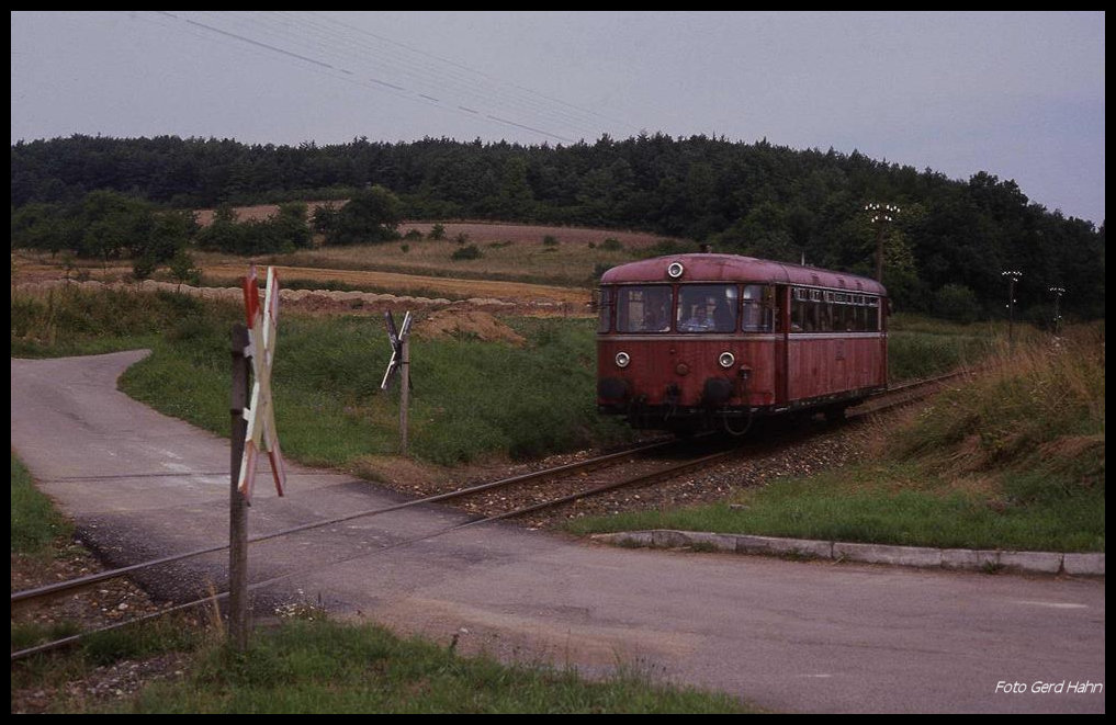 Am 10.08.1989 war dies Alltag auf der  Madonnenbahn  zwischen Miltenberg und Seckach! Der Personenverkehr lag noch fest in Händen der Uerdinger Schienenbusse.
Hier ist 798751 bei Bödigheim um 16.55 Uhr nach Seckach und weiter nach Osterburken unterwegs.