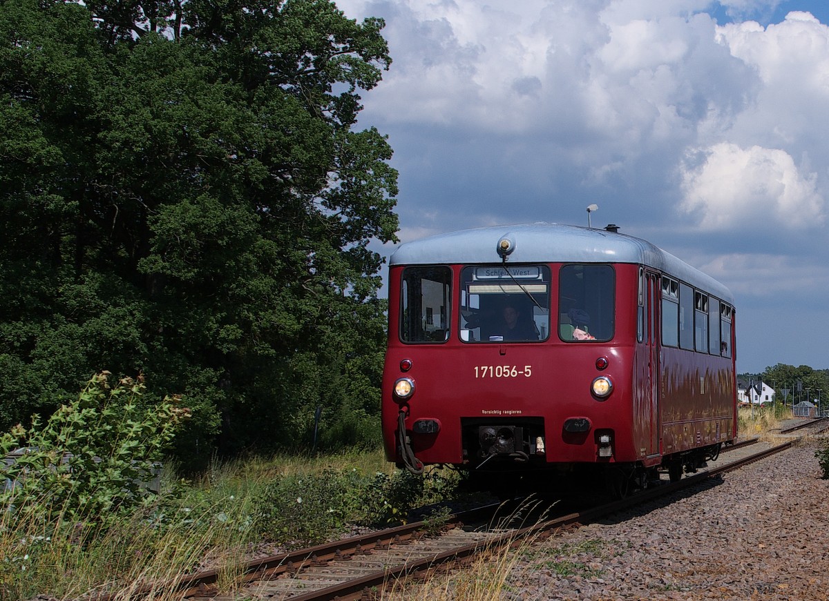 Am 10.08.2013 gab es wieder Sonderfahrten auf der Wisentatalbahn zwischen Schnberg/Vogtland und Schleiz West.
Ferkeltaxe 171 056 pendelte an diesem Tag auf der 16 Km langen Strecke.

Hier in Schnberg laufen die Strecken 6656 aus Schleiz und 6657 aus Hirschberg/Anschlu Rettenmeier zusammen und treffen auf die Sachsen-Franken Magistrale Leipzig - Hof, Bahnstrecke 6362.

Wie bei der DB suchte auch die DR nach kostengnstigen Fahrzeugen fr die Nebenstrecken, um die Dampfloks abzulsen.
Der VEB Waggonbau Bautzen entwickelte das Pendant zum Schienenbus.
Die Baureihe VT 2.09 ging 1962 in Serienproduktion.

Nach der Abstellung der letzten Fahrzeuge im Jahr 2004 wurden einige nach Rumnien und sogar nach Kuba verkauft.

771 056-9 - VT 2.09.056 - 171 056-5 wurde 1964 in Bautzen gebaut und in Dienst gestellt.