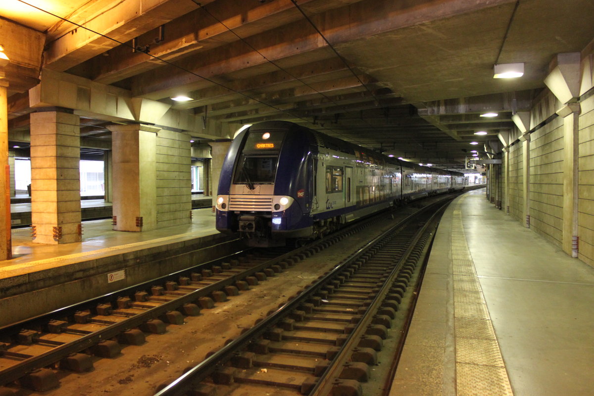 Am 10.08.2016 verlässt ein Alstom Coradia Duplex der TER Centre den bahnhof Paris Montparnasse