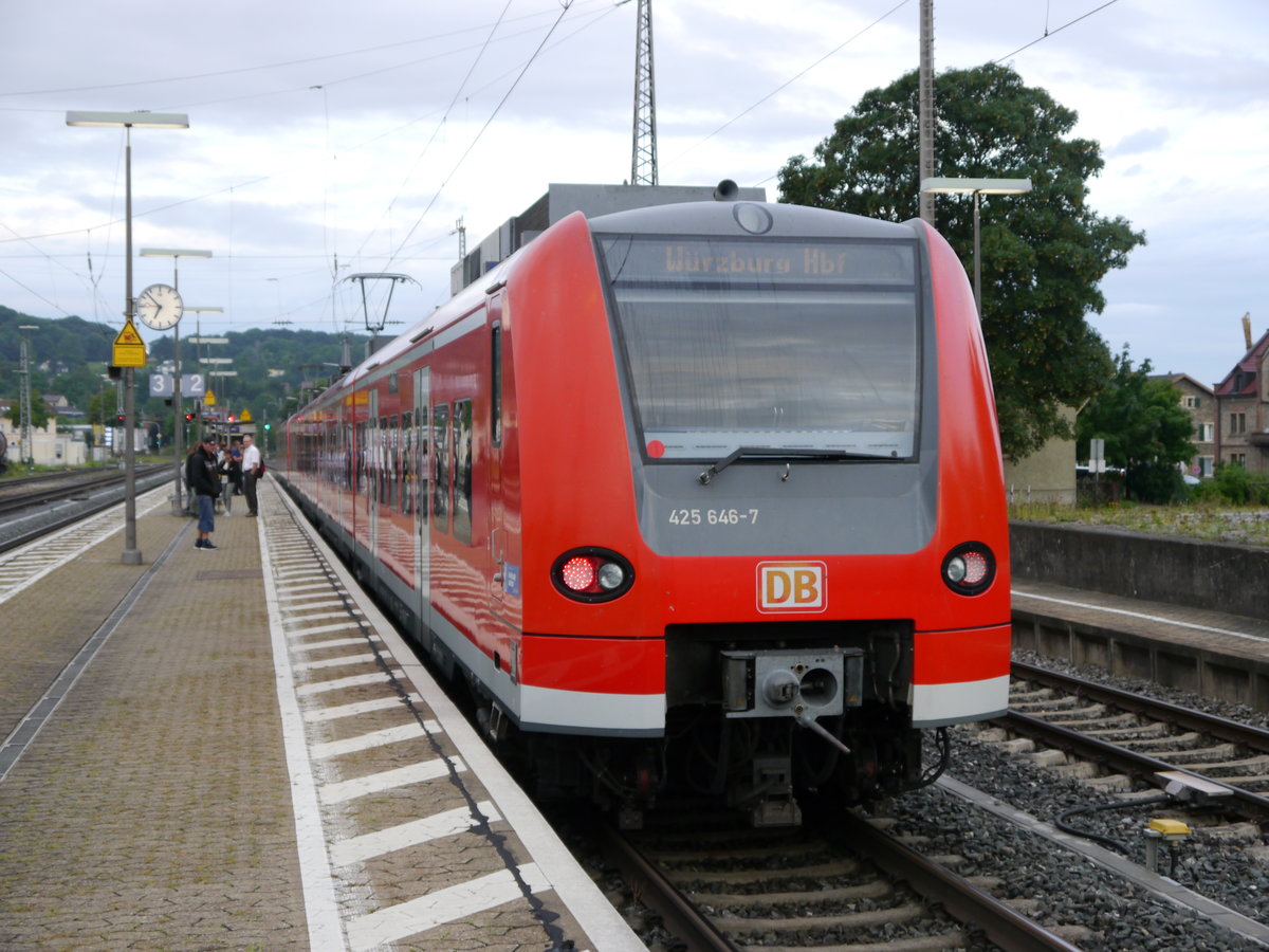 Am 10.08.2017 fuhr ein BR 426 mit 425 146 als morgendliche Pendler RB 58102 nach Würzburg Hbf in Ochsenfurt auf Gleis 2 ein.