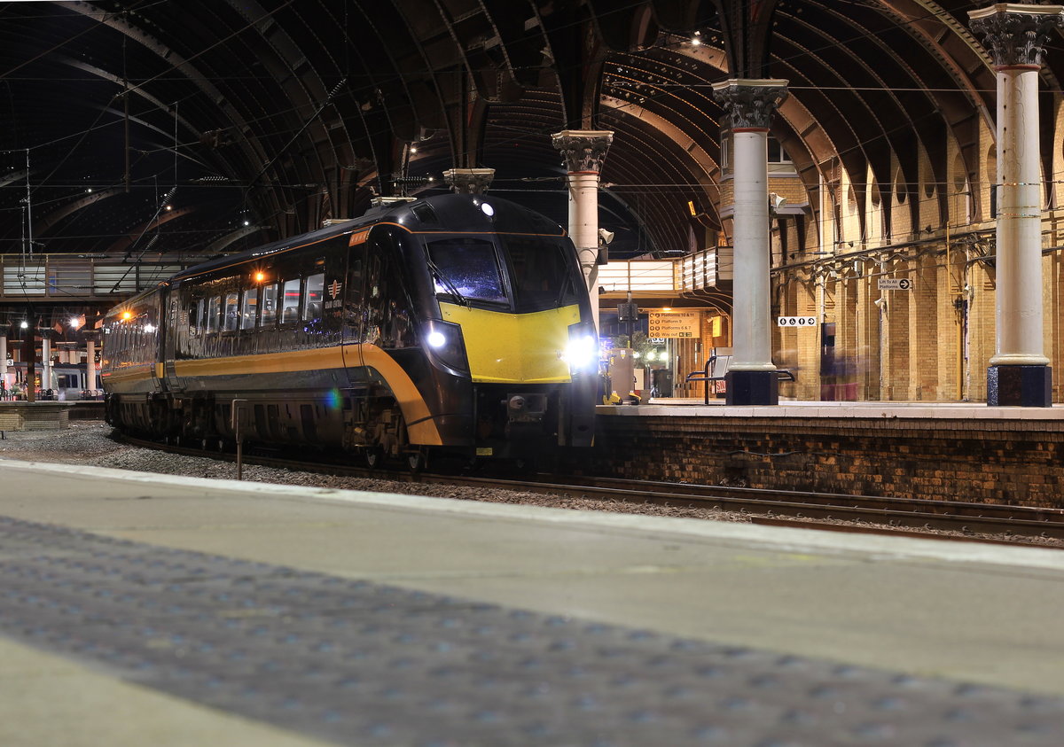 Am 10.08.2019 wartet ein Zug der Class 180 im Bahnhof York auf die Weiterfahrt nach Doncaster bzw. Bredford. 