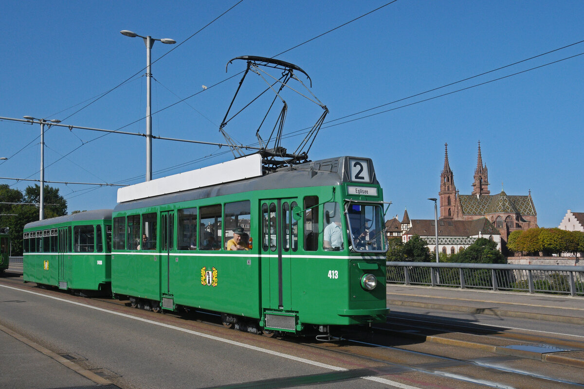 Am 10.08.2025 organisierte der Basel Tram Club eine Sonntag Morgen Plausch Fahrt. Mit dabei waren der Be 4/4 413 und der Ce 4/4 450  Dante Schuggi . Hier steht der Be 4/4 413 mit dem B4 1408 auf der Wettsteinbrücke. 