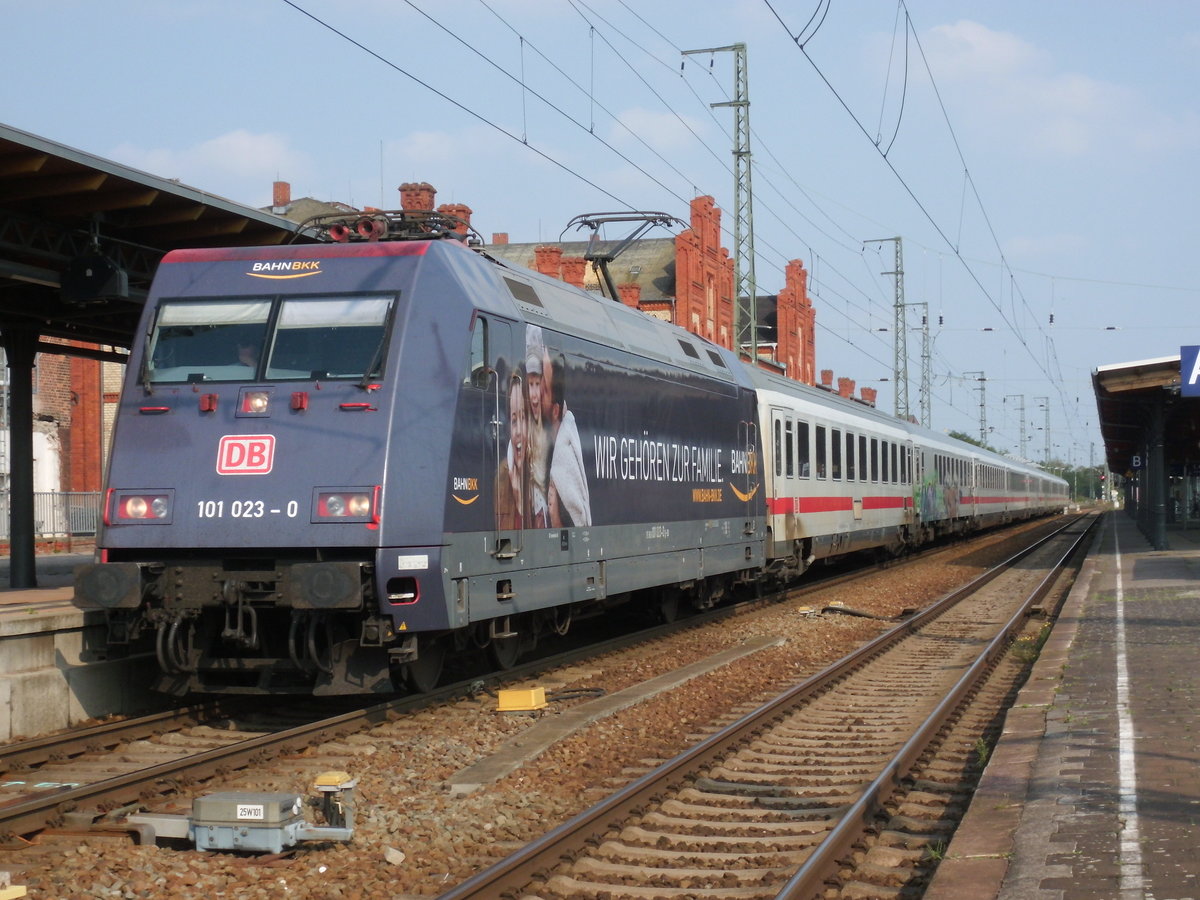 Am 10.09.2016 kam 101 023 mit dem IC 142 aus Richtung Berlin nach Stendal und fuhr weiter über Hannover nach Amsterdam.