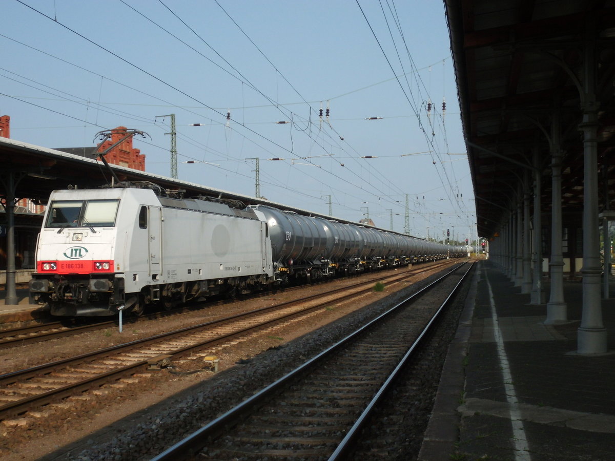 Am 10.09.2016 kam die 186 138 mit einem Kesselzug aus Richtung Magdeburg nach Stendal und fuhr weiter in Richtung Salzwedel.