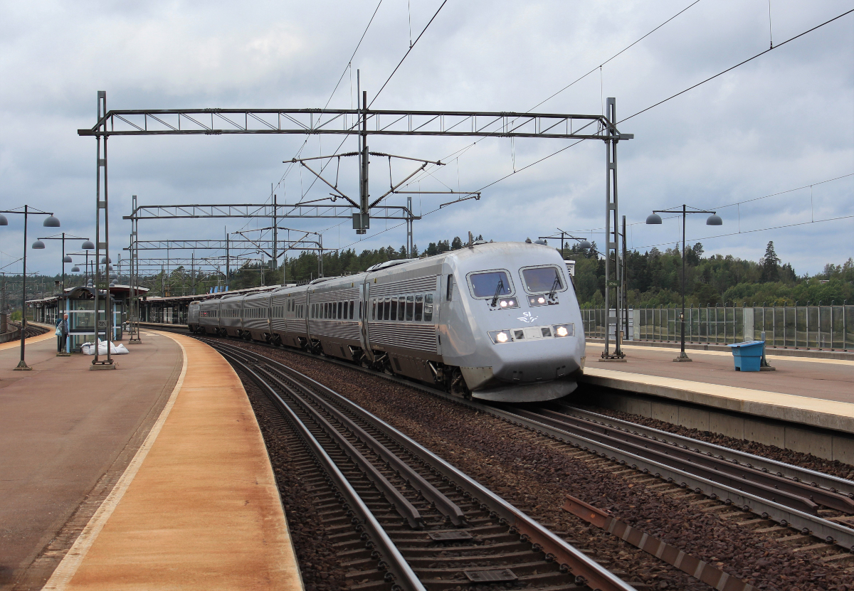 Am 10.09.2018 durcheilt ein Snabbtåg aus Göteborg den Bahnhof Södertälje Syd.