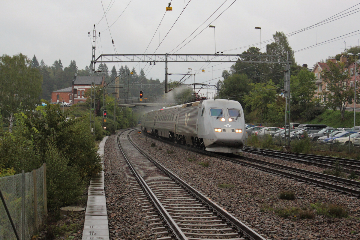 Am 10.09.2018 durcheilt Snabbtåg 439 nach Helsingborg bei mäßig gutem Wetter den Bahnhof Gnesta auf der Västra Stambanan. Aufnahmestandort ist das öffentlich zugängliche Bahnsteigende.