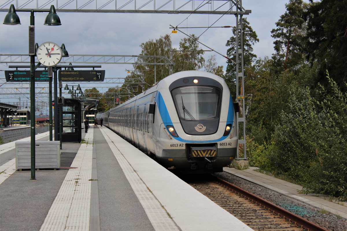 Am 10.09.2018 erreicht eine Doppeltraktion X60 als Pendeltåg der Linie 40 den Bahnhof Södertälje Hamn. Hier treffen sich die Linien aus Stockholm und Gnesta. Die Züge aus Stockholm und Uppsala fahren anschließend weiter zum Bahnhof Södertälje C, wobei sie in Södertälje Hamn einen Fahrtrichtungswechsel vollziehen.