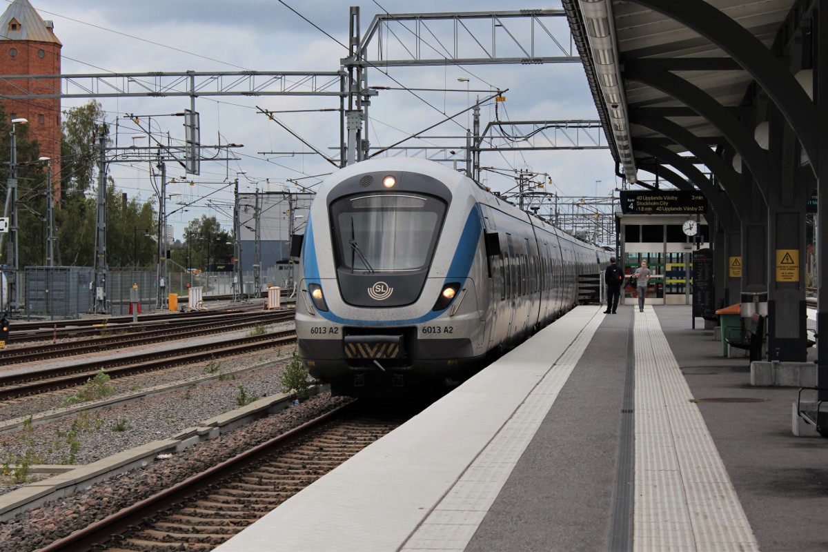 Am 10.09.2018 erreicht ein Pendeltåg nach Stockholm den Bahnhof Södertälje Hamn.