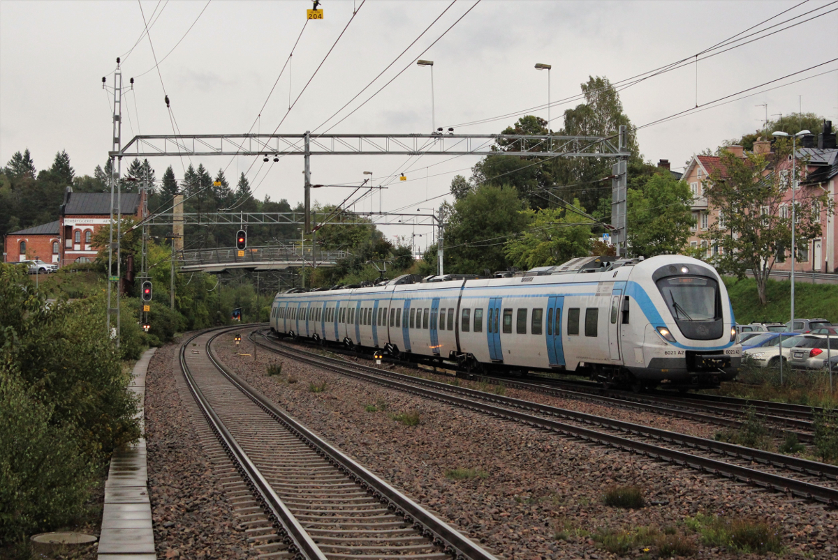 Am 10.09.2018 erreicht ein X60 als Pendeltåg aus Södertälje seinen Endbahnhof Gnesta. Aufnahmestandort ist das öffentlich zugängliche Bahnsteigende.
