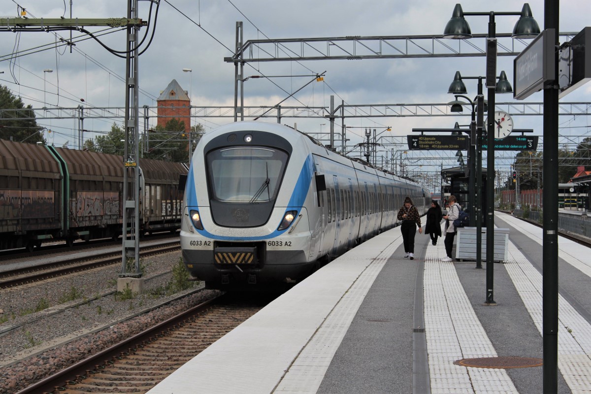Am 10.09.2018 erreicht ein X60 Coradia Nordic als Pendeltåg aus Södertälje Centrum den Bahnhof Södertälje Hamn. Hier wird er seine Fahrtrichtung ändern und als Linie 40 weiter in Richtung Stockholm fahren.