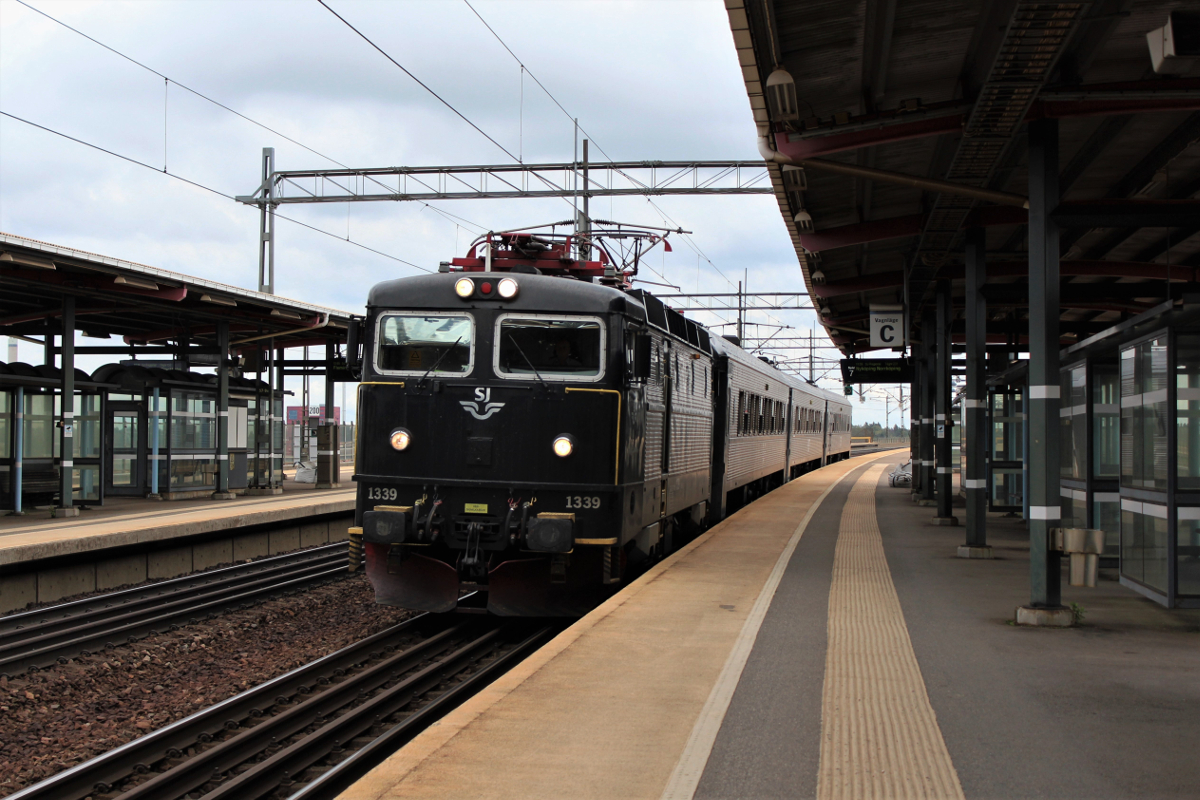 Am 10.09.2018 erreicht Rc5 Nr.1339 mit ihrem RE 231 nach Norköping den Bahnhof Södertälje Syd.