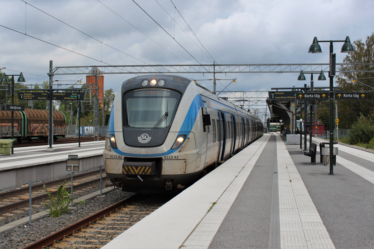 Am 10.09.2018 steht ein X60 als Pendeltåg 48 nach Gnesta im Bahnhof Södertälje Hamn.