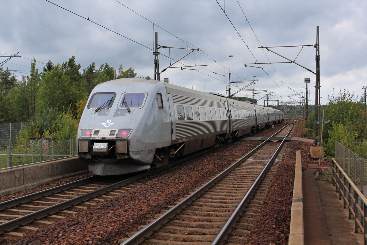 Am 10.09.2018 verlässt Snabbtåg 535 den Bahnhof Södertälje Syd un Richtung Malmö. Aufnahmestandort ist das öffentlich zugängliche Bahnsteigende des Bahnhofes.