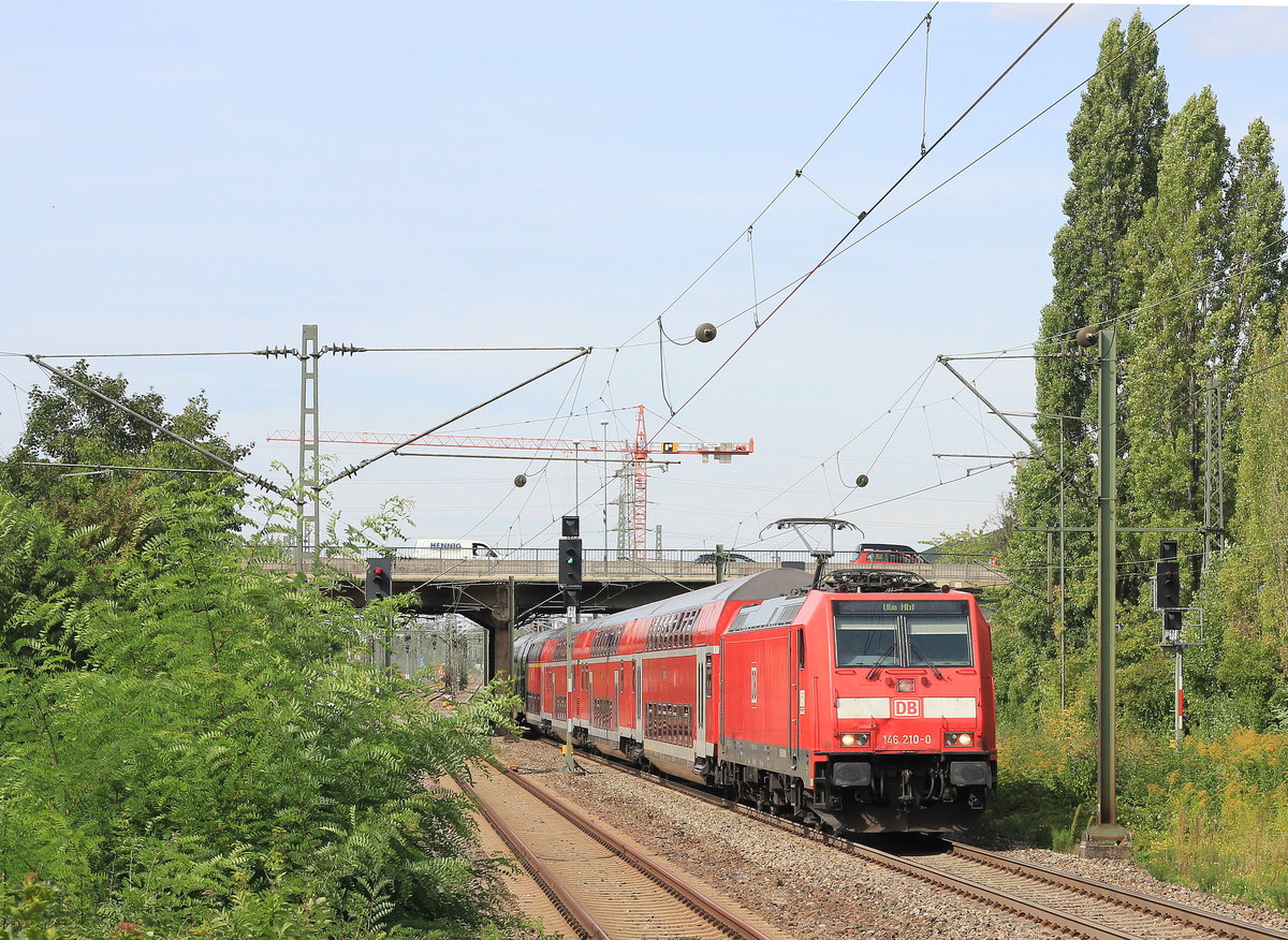 Am 10.09.2018 zieht 146 210 RB Stuttgart-Ulm durch Stuttgart-Obertürkheim.