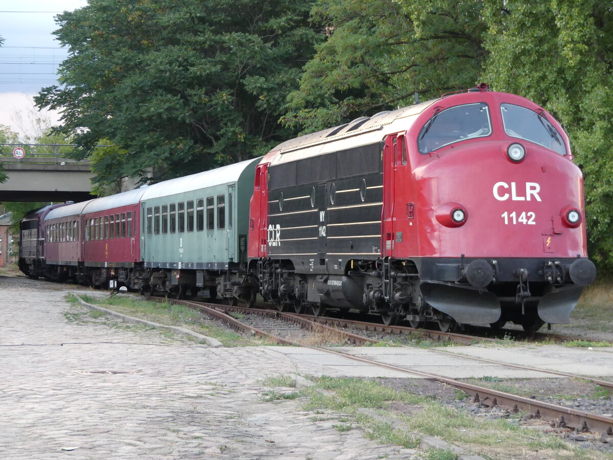Am 10.09.2022 standen die MY 1142 & MY 1138 von der CLR, mit 3 Personenwagen der Magdeburger Eisenbahnfreunde einsatzbereit, für das Hafenfest.