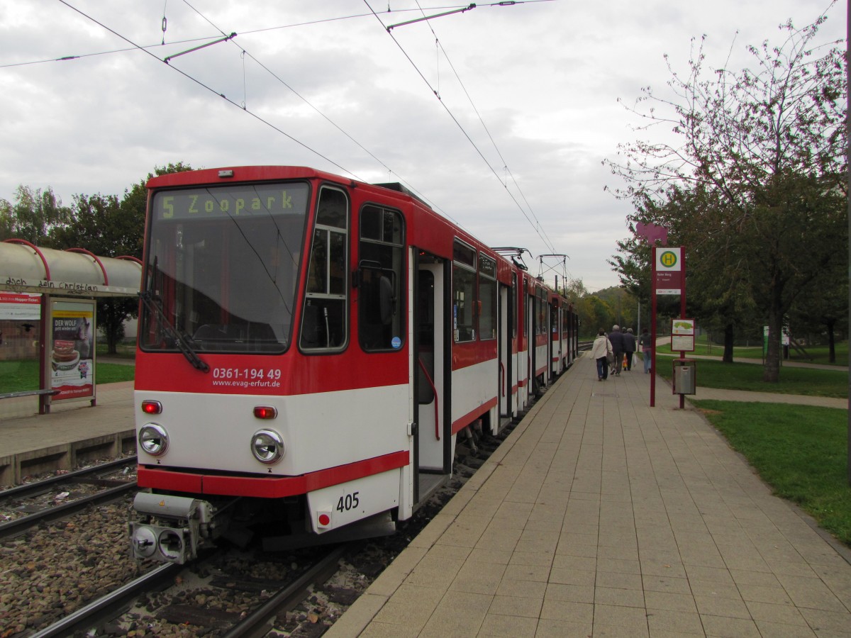 Am 10.10. waren nochmal KT4D Wagen im Erfurter Linienverkehr im Einsatz. EVAG 495 + 405 waren an dem Tag auf der Linie 5 zwischen Zoopark und Lberwallgraben unterwegs. Hier zusehen an der Haltestelle Roter Berg. 
