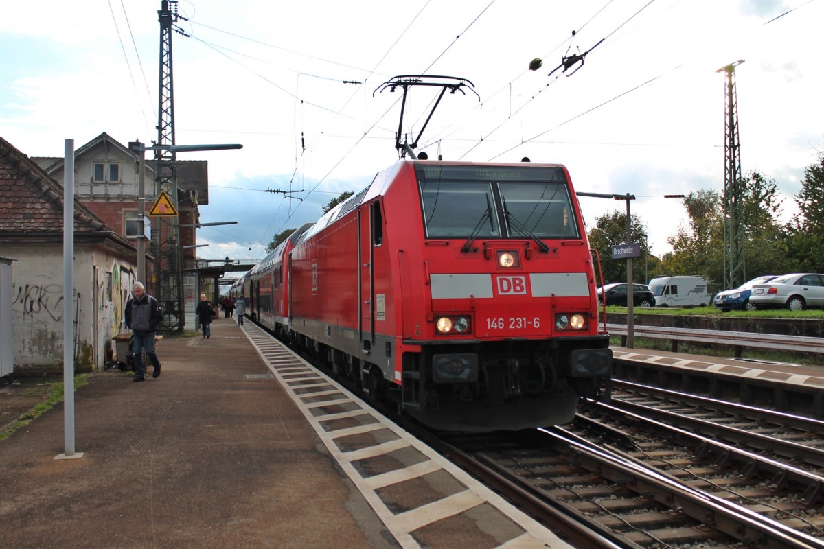 Am 10.10.2013 fuhr die Freiburger 146 231-6 als Steuerwagenersatz mit der 146 230-8 im Sandwich mit der RB 26568 von Neuenburg (Baden) nach Offenburg. Hier steht das RB-Sandwich mit +7 Minuten im bahnhof von Orschweier und wartet auf die Weiterfahrt.