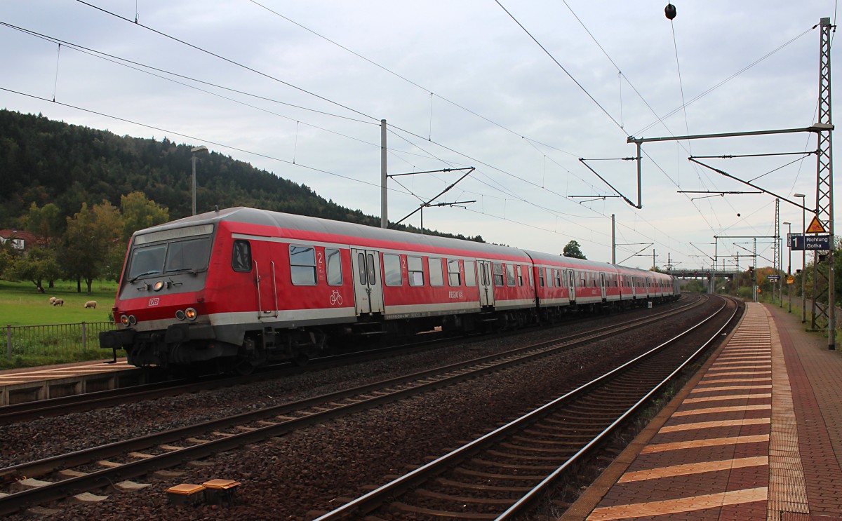 Am 10.10.2014 fährt die RB 16319 (Eisenach - Halle(Saale)Hbf) in Seebergen ein, aufgrund von Bauarbeiten fährt die Regionalbahn erst ab Wutha. Schublok ist die ES 64 U2-001 (182 501-7).
