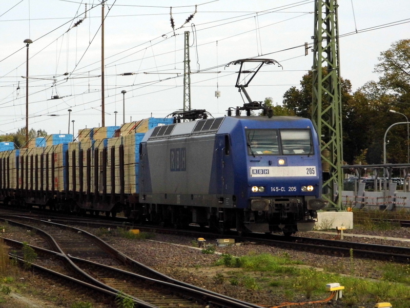 Am 10.10.2014 kam die 145-CL 205 (205) von der RBH aus Richtung Berlin nach Stendal und fuhr weiter in Richtung Hannover .