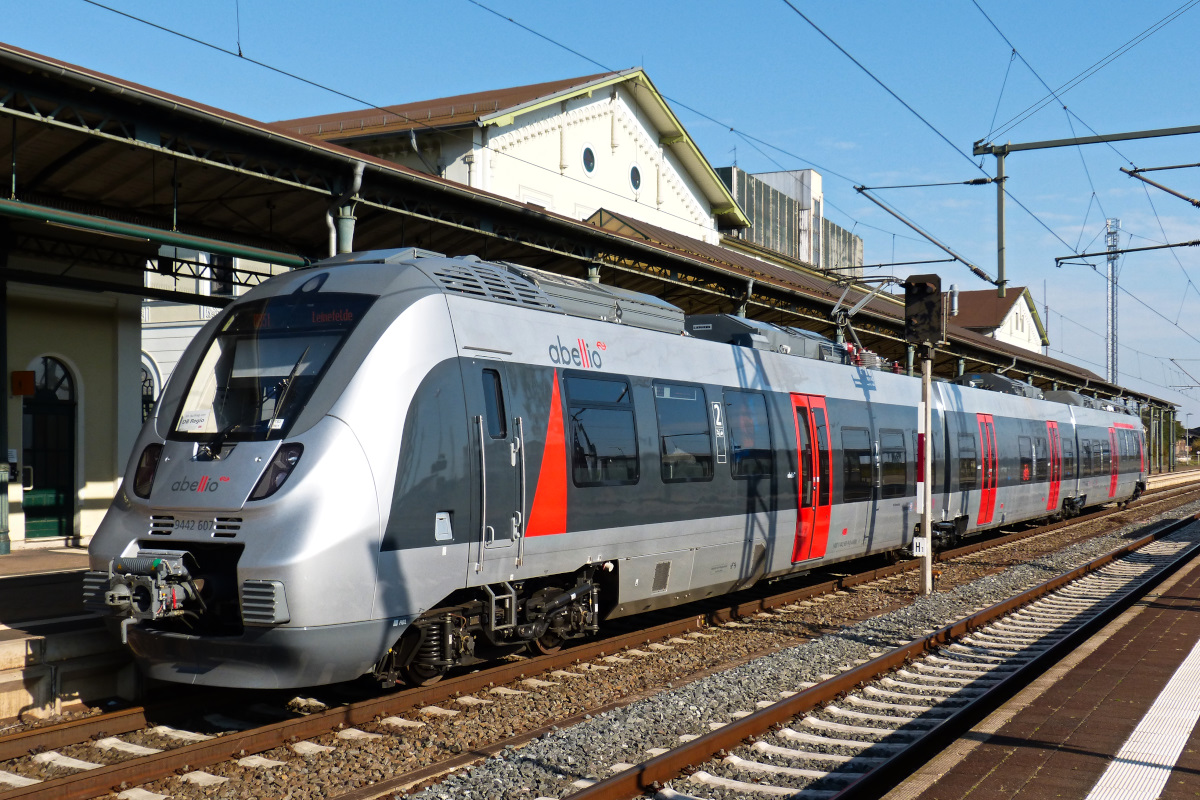 Am 10.10.2015 stand 442 607 von Abellio mit der Regionalbahn nach Leinefelde im Bahnhof Nordhausen bereit, noch nur im Auftrag von DB-Regio in der Übergangsphase bis Ende des Jahres dan in Eigenregie
