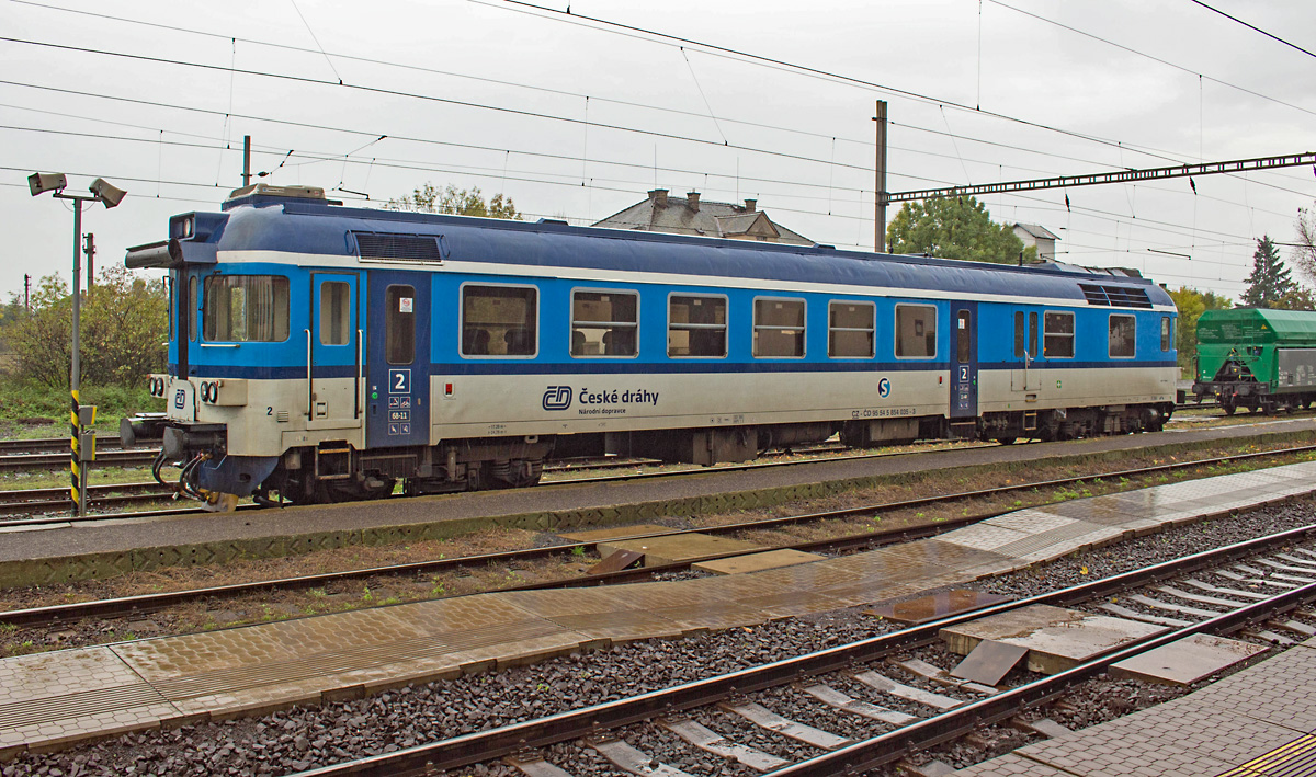 Am 10.10.2017 wartet 854 035 im Bahnhof Všetaty auf seinen Einsatz als Os 9527 nach Praha-Vršovice, der Triebwagen ohne Beiwagen stellt an diesem Tag die Regelbespannung dar. 