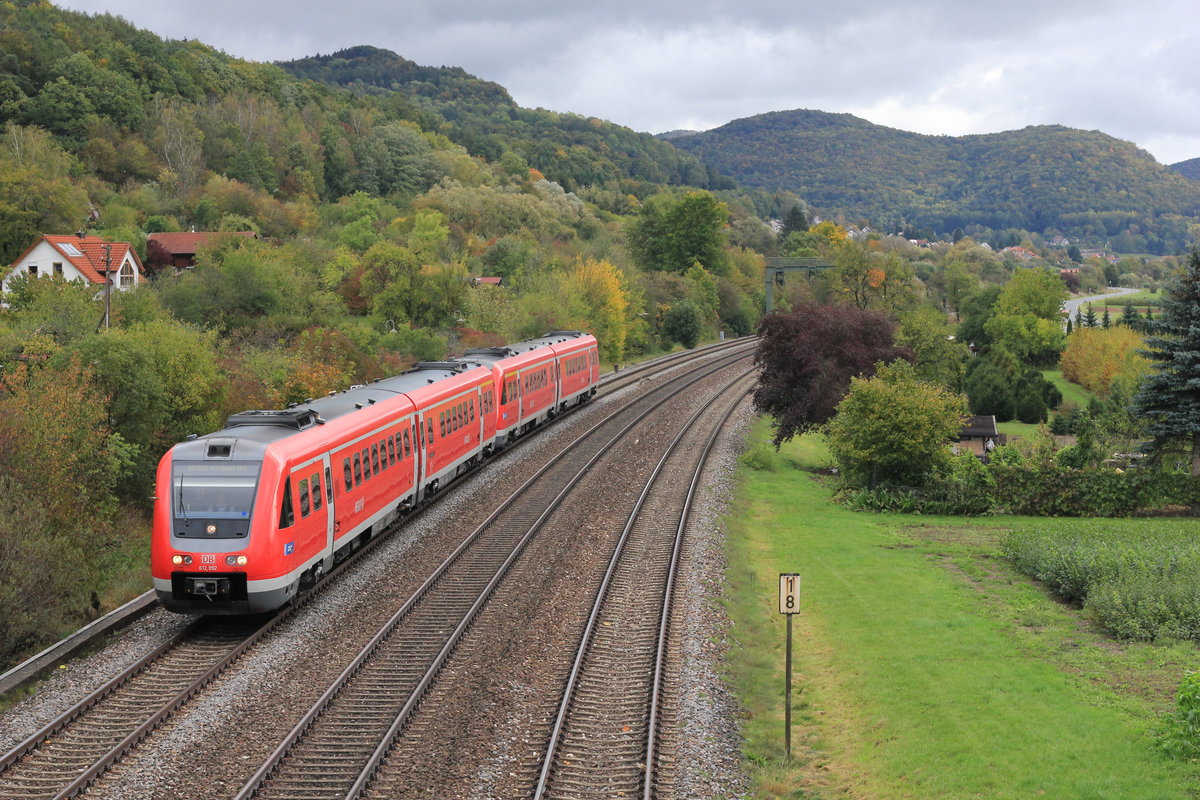 Am 10.10.2019 passiert eine von 612 992 angeführte Doppeltraktion als RE Schwandorf/Regensburg-Nürnberg den bekannten Fußgängersteg in Hersbruck (Pegnitz). 