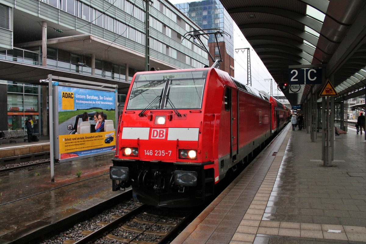 Am 10.11.2013 bespannte 146 235-7 auerplanmig als Stw.-Ersatz den RE 26510 (Basel Bad Bf - Offenburg), als sie zusammen mit Planlok 146 233-2  Donaueschingen  auf Gleis 2 in Freiburg (Brsg) Hbf steht.