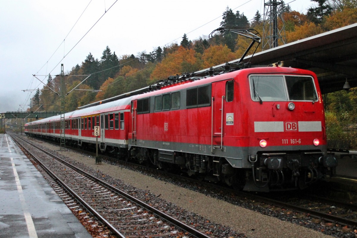 Am 10.11.2013 stand die Stuttgart 111 161-6 mit dem Fuball-Sonderzug RE 19000 (Stuttgart Hbf - Kirchzarten) im Bahnhof von Freiburg Wiehre, da der Block vor dem Bahnhof noch mit einem Zug besetzt war.  An diesem Tag spielte der SC Freiburg gegen den Vfl Stuttgart, weswegen der Zug verkehrte.