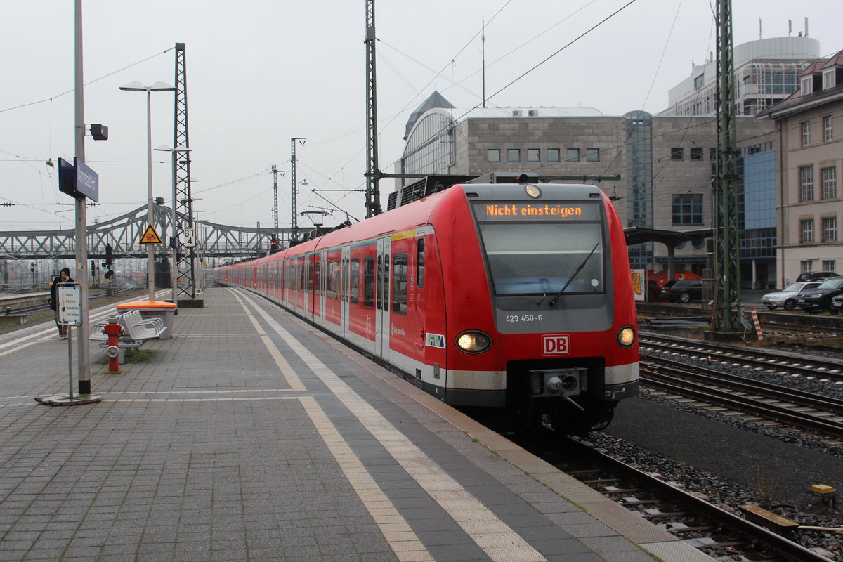 Am 10.11.2017 erreicht eine S3 aus Bad Soden ihren Endbahnhof Darmstadt.