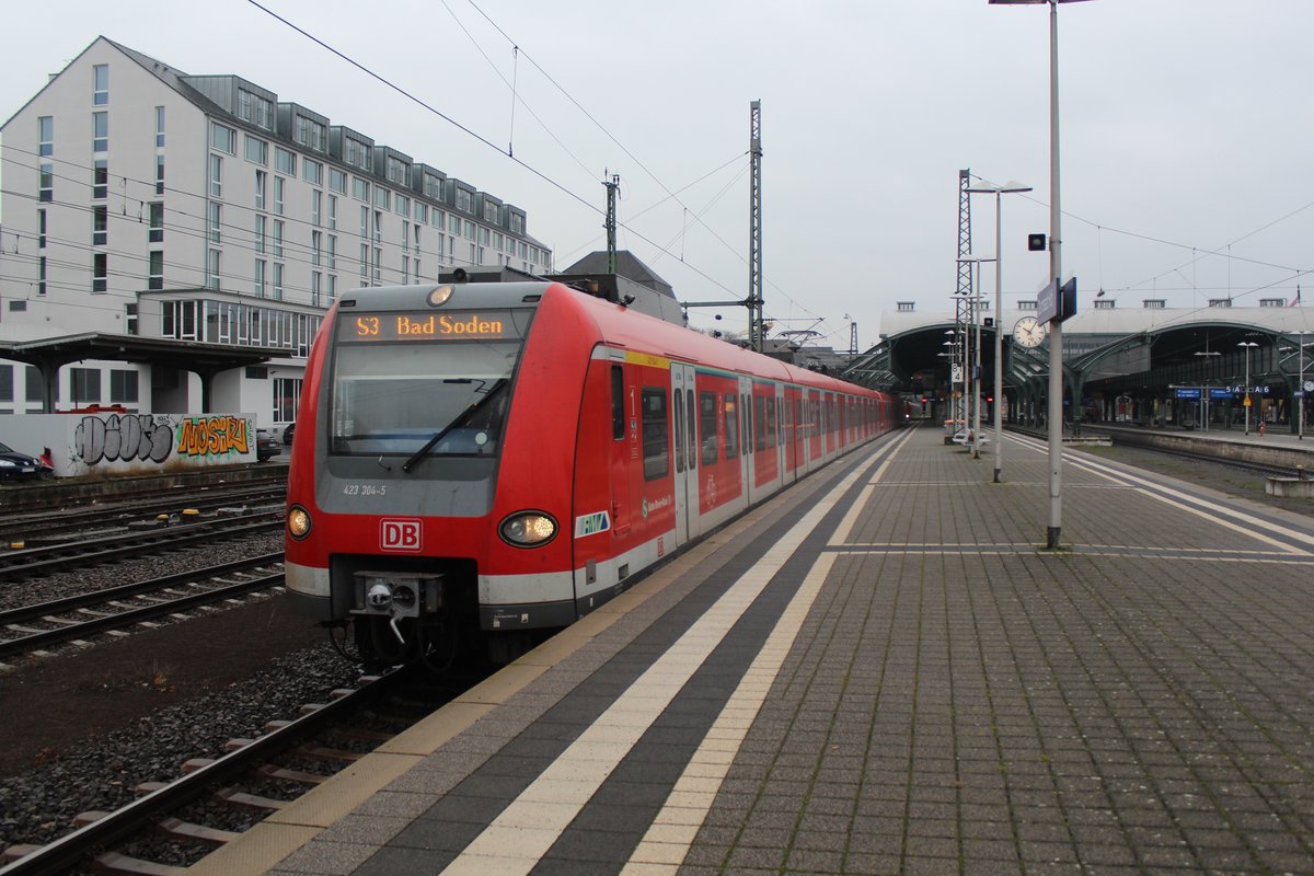 Am 10.11.2017 steht eine S3 nach Bad Soden im Hauptbahnhof Darmstadt.