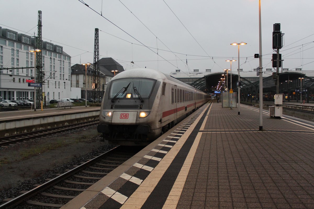 Am 10.11.2017 verlässt IC2376 nach Stralsund den Hauptbahnhof Darmstadt in Richtung Frankfurt.