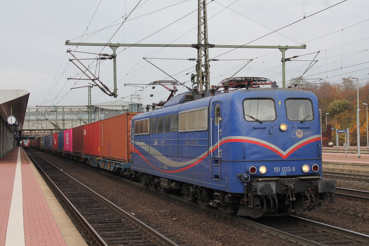Am 10.11.2018 konnte beim warten auf 185 273 auch endlich die 151 033 festgehalten werden. Hier mit einem Containerzug in Kassel-Wilhelmshöhe.