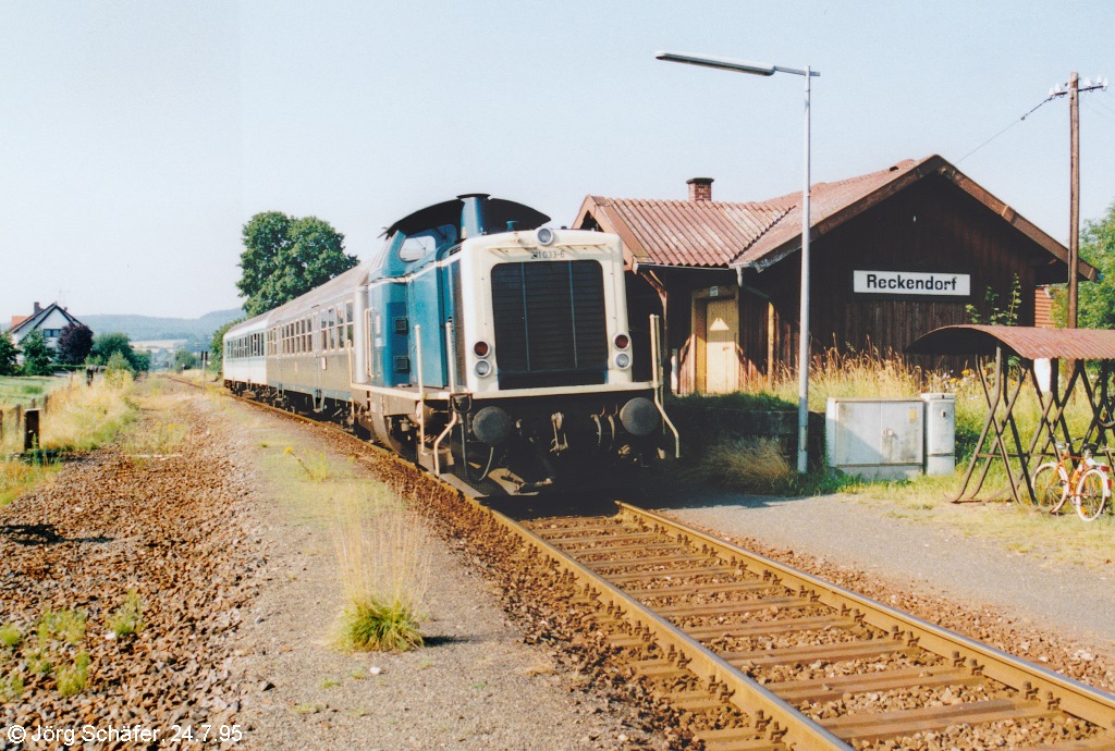 Am 10.11.93 wurde das Ausweichgleis in Reckendorf abgebaut. 211 033 hielt daher am 24.7.95 mit ihrem Nahverkehrszug nach Ebern bahntechnisch gesehen nur noch in einem Haltepunkt. 