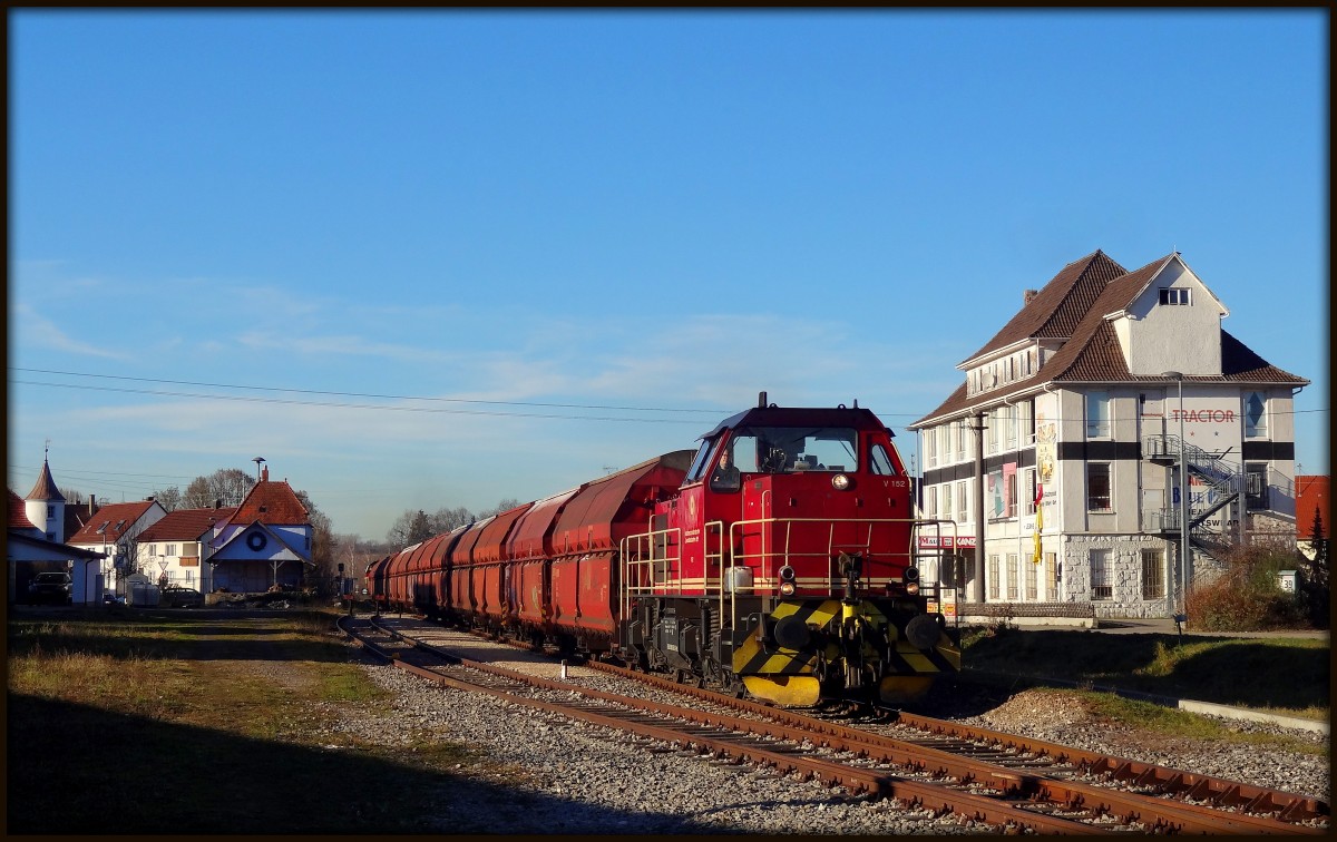 Am 10.12.13 kam der Salzzug der HzL wieder. Der Zug fuhr mit der V152 als Zuglok und der V180 als Schublok. Aufgenommen bei der Durchfahrt durch den Bahnhof Rangendingen.