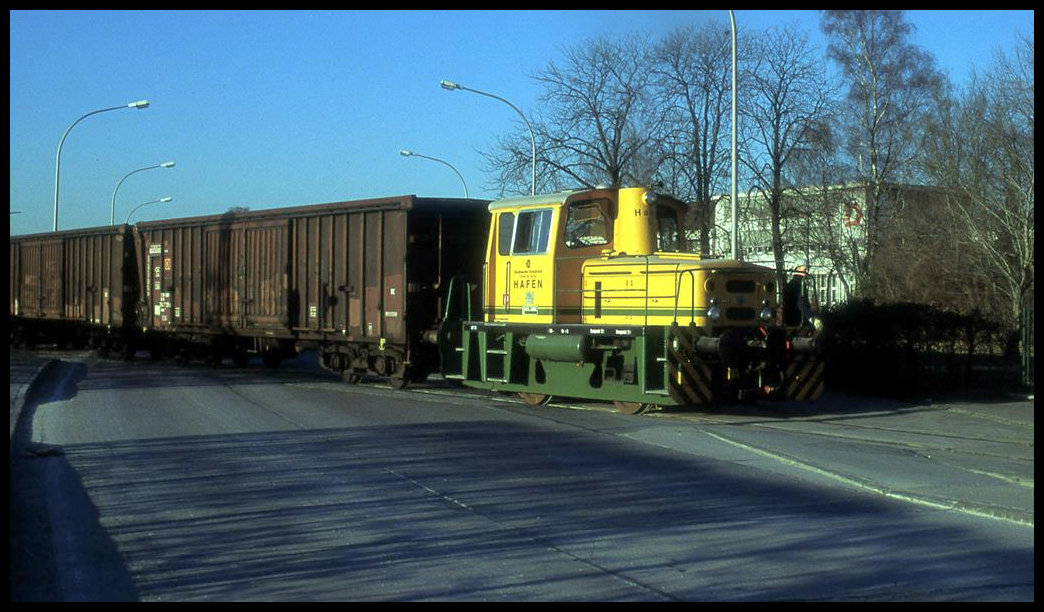 Am 10.12.2003 wurde die angemietete O&K Lok der Osnabrücker Hafenbahn, Haba 5, als Verschublok beim Dyckerhoff Zementwerk in Lengerich eingesetzt.